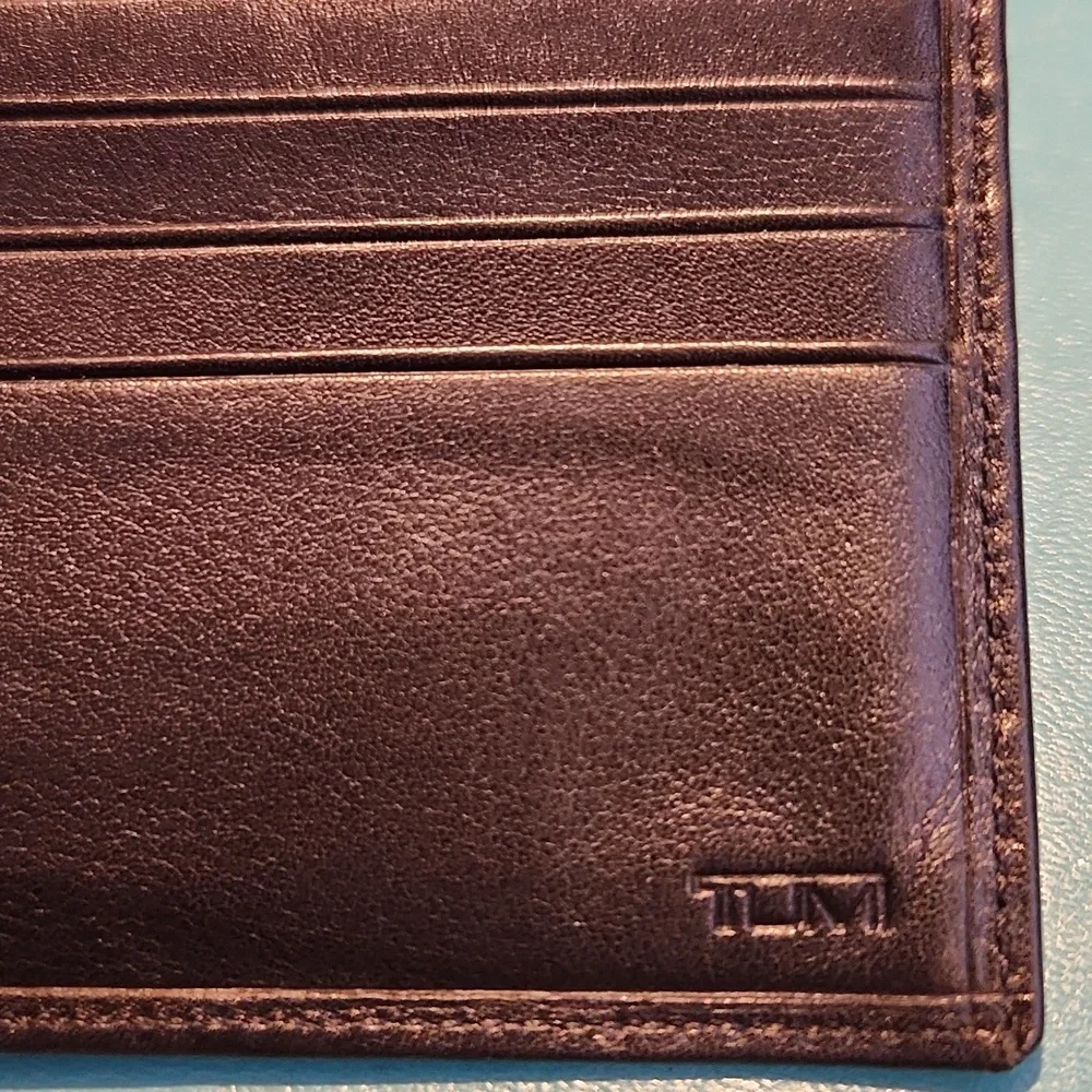 Tumi Bifold Wallet Multiple Card Slots - 2 Places for paper bills